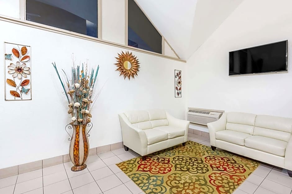 Super 8 by Wyndham Wichita Airport West Kellogg