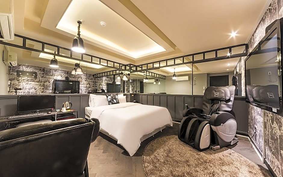Photo 1 of 18 of Suite