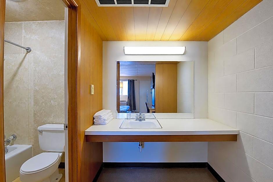 First Inn By OYO Quinter Hwy 70