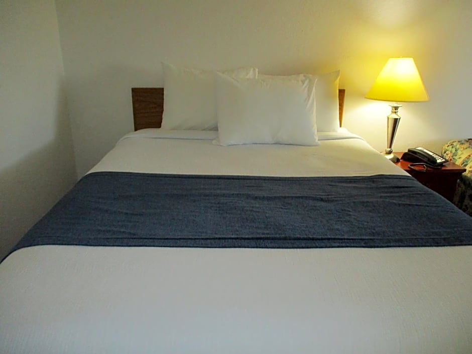 Travelodge by Wyndham Redwood Falls