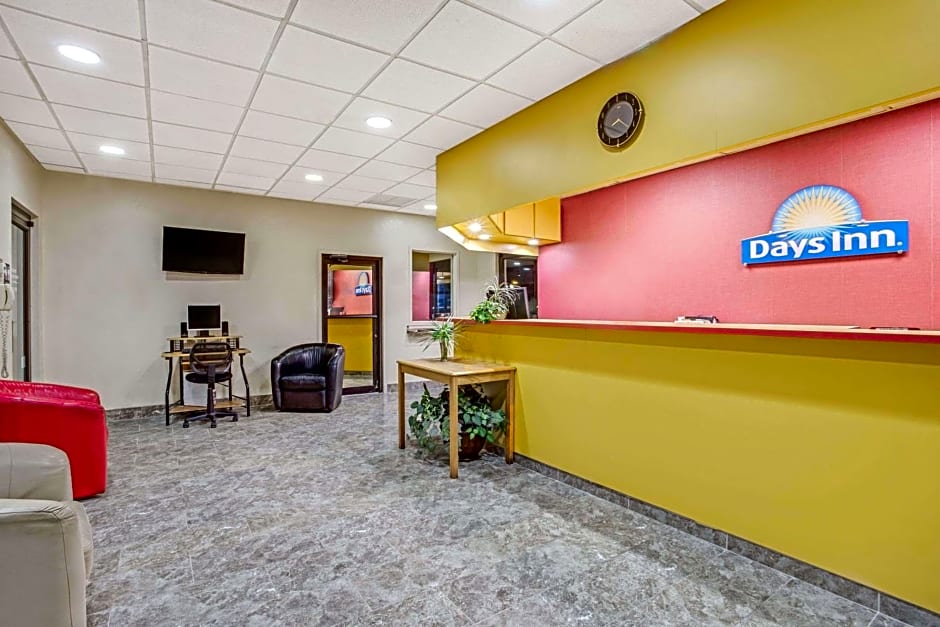 Days Inn by Wyndham Bradenton - Near the Gulf