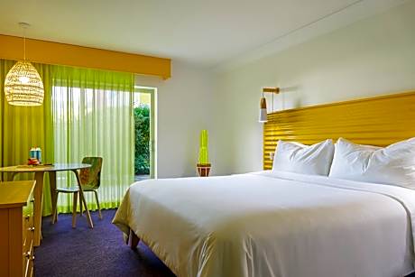 Poolside Patio 1 King