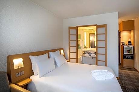 Executive Room with 1 Queen Bed and Sofa