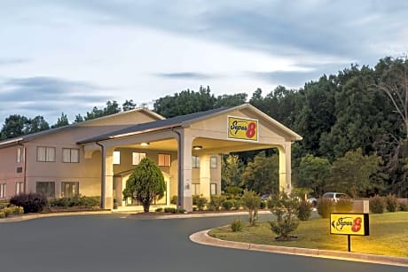 Super 8 by Wyndham Montgomery I-65