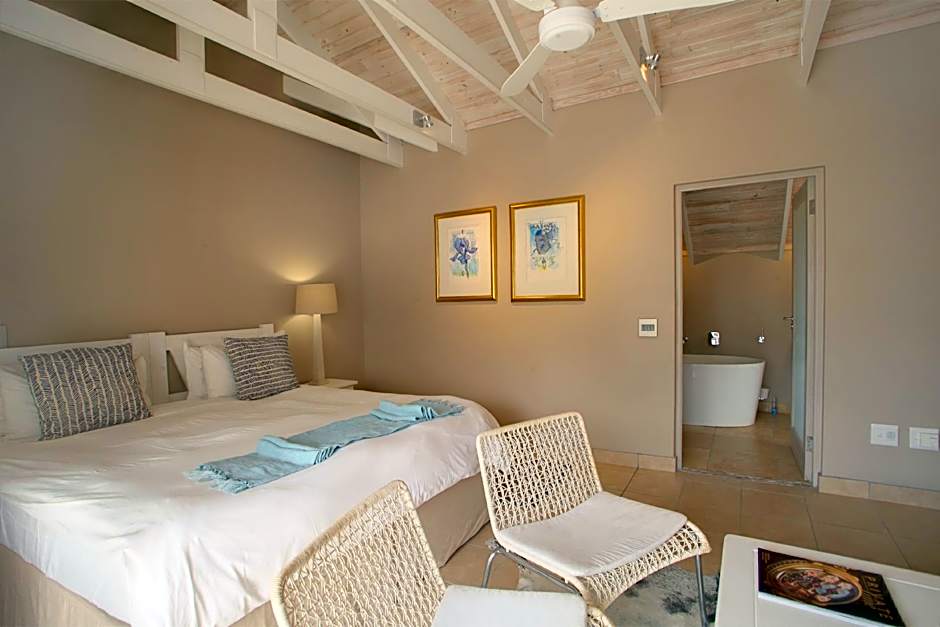 Photo 1 of 6 of Deluxe 1 Queen Bed