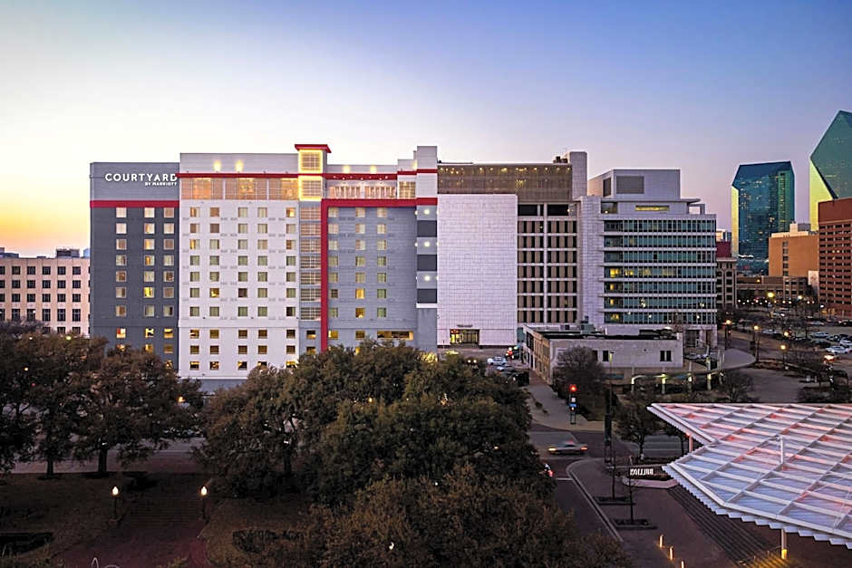 Courtyard by Marriott Dallas Downtown / Reunion District