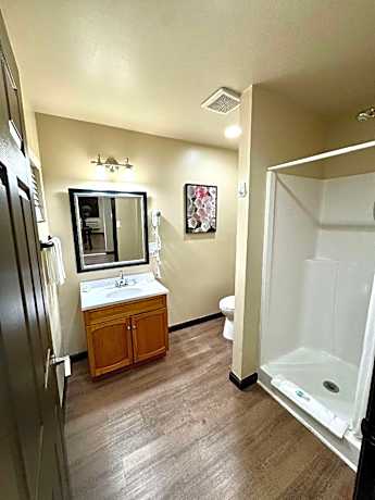 Family Suite Supreme 2 Queen Beds with Full Kitchen