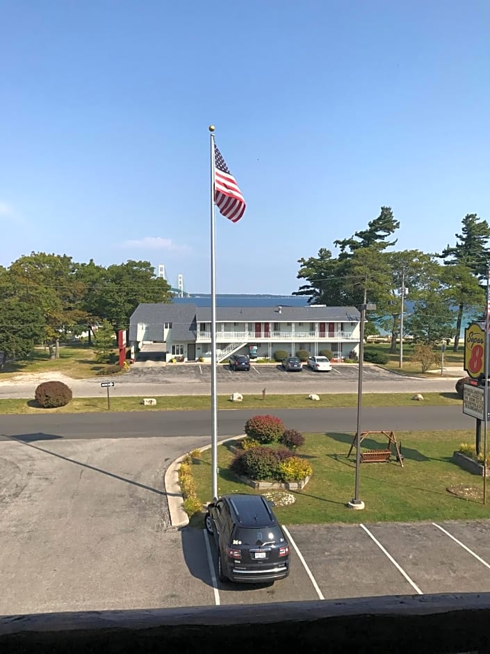 Super 8 by Wyndham Bridgeview of Mackinaw City