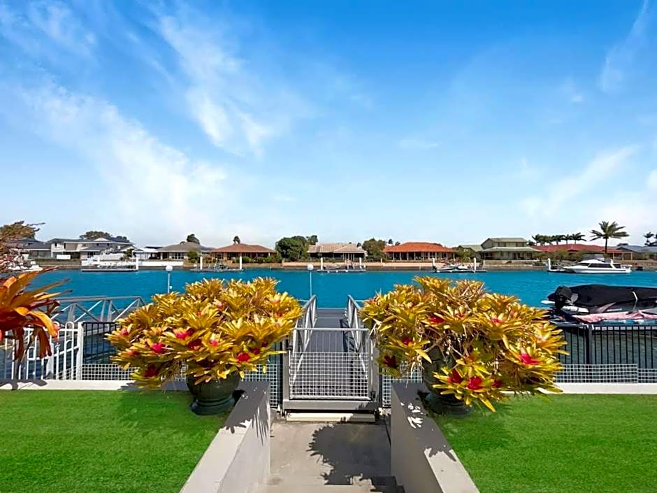 Spacious Holiday Unit on Canal at Banksia Beach