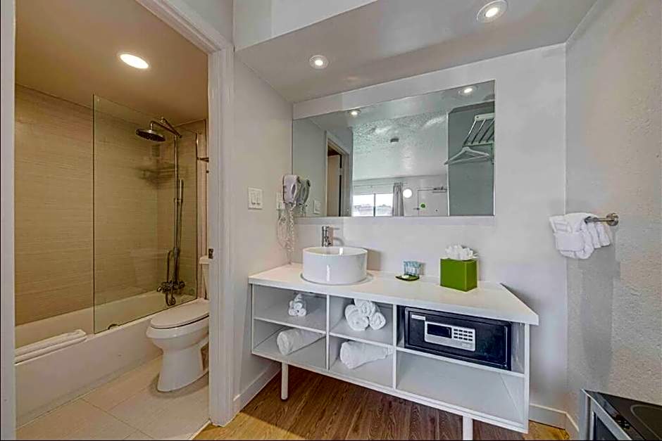 Travel Lodge by Wyndham 10 min from Disney