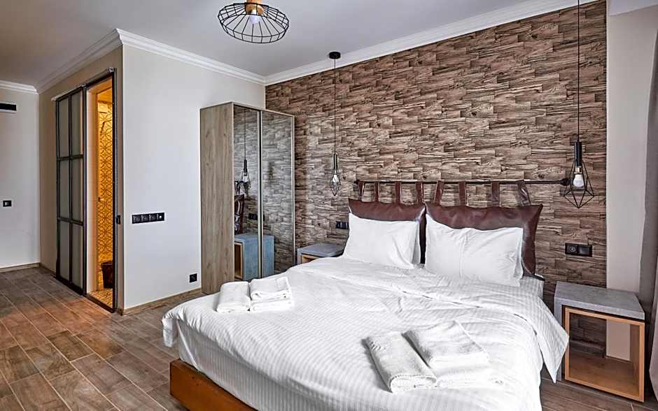 Photo 1 of 6 of 1 Queen Bed, Balcony