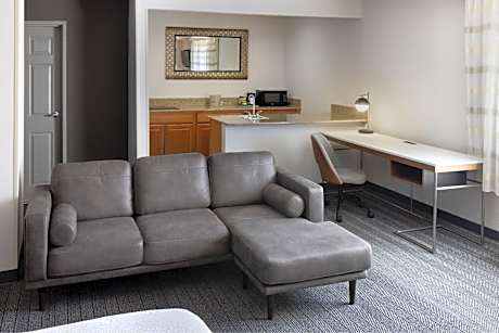 Studio Apartment with King Bed and Bathtub - Mobility Access/Hearing Accessible