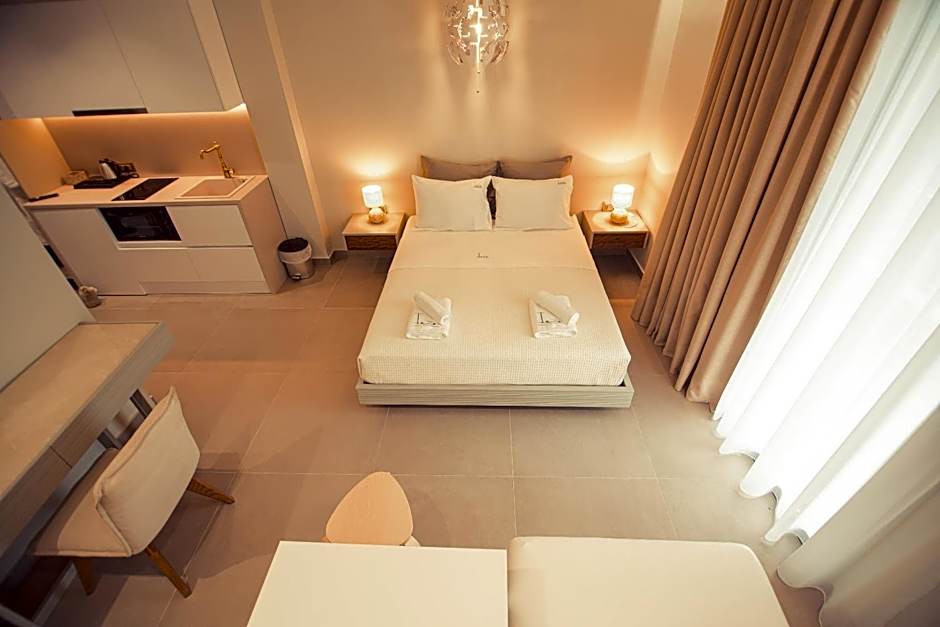 IO Luxury Pool & Hot Tub Suites