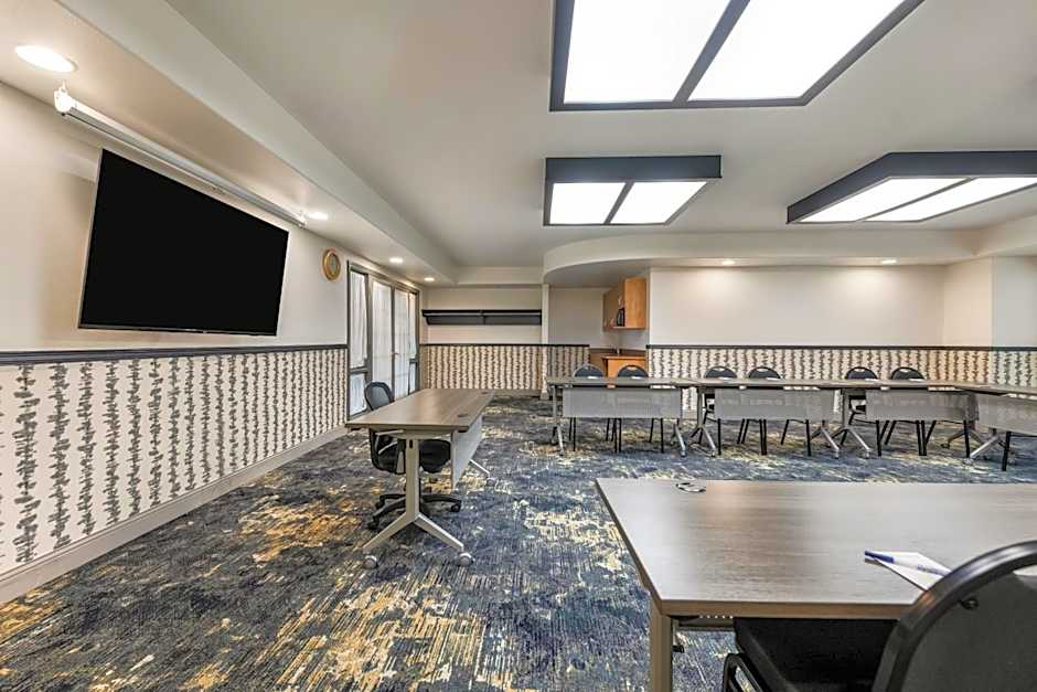 Days Inn & Suites by Wyndham Thunder Bay