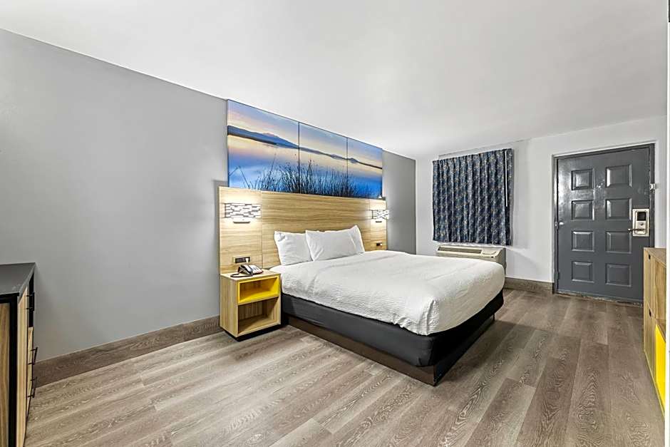 Days Inn & Suites by Wyndham Texas City