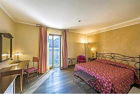 Double or Twin Room with Lake View