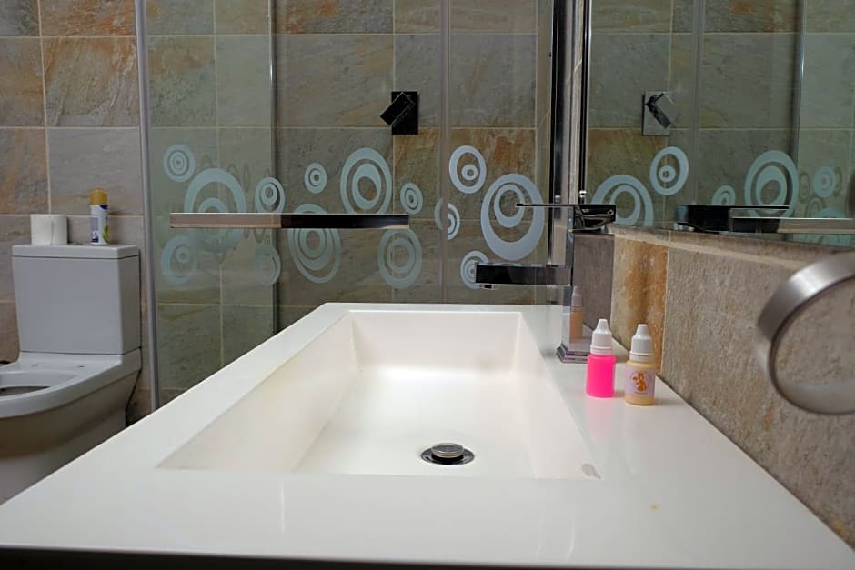 Selina Airport Lodge #Emzini