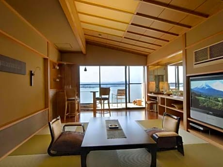 Deluxe Japanese-Style Twin Room