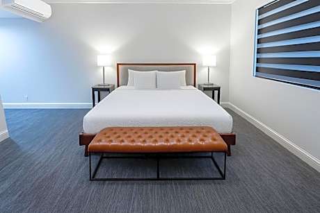 Studio Suite, 1 King Bed with Kitchenette