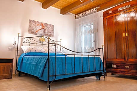 Deluxe Room (2 Adults + 1 Child)