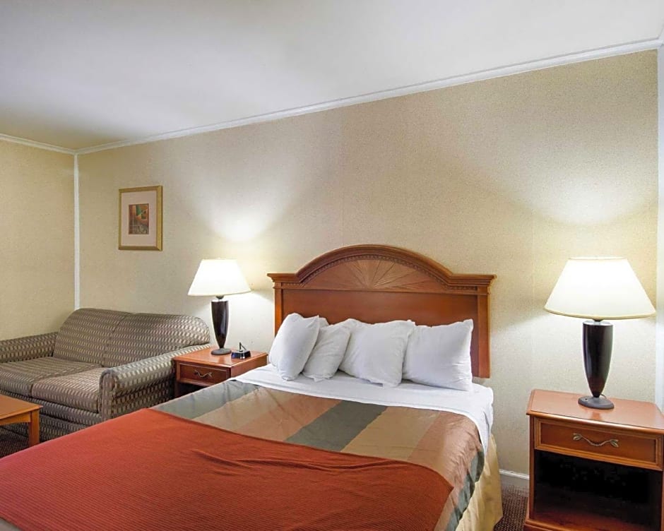 Econo Lodge Inn & Suites