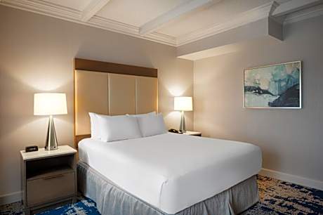 Junior King Suite with Mobility Accessible Tub