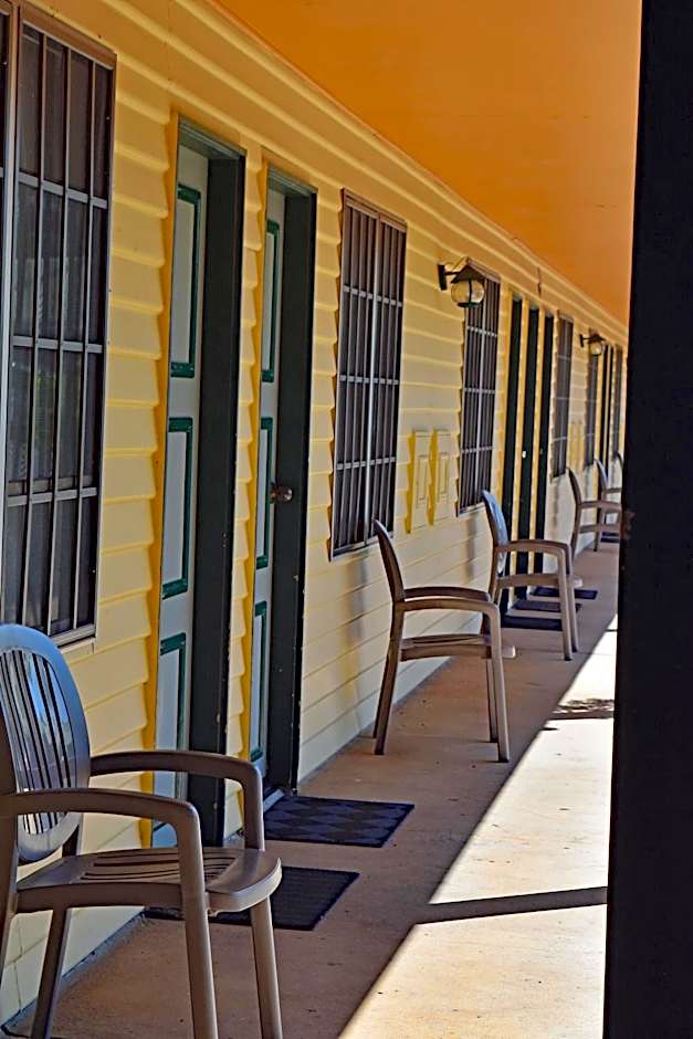 Ten Dollar Town Motel