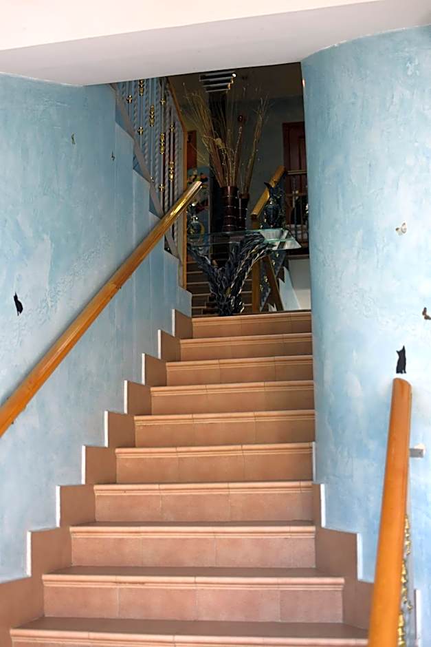 Hotel Los Leones, el más cercano a Warner