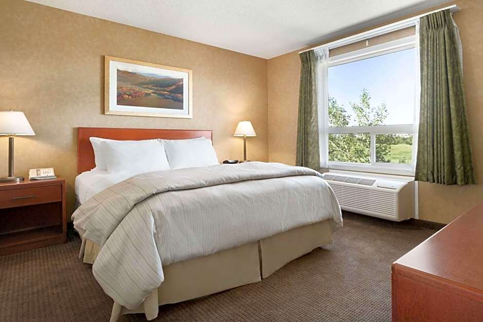 Days Inn & Suites by Wyndham Cochrane