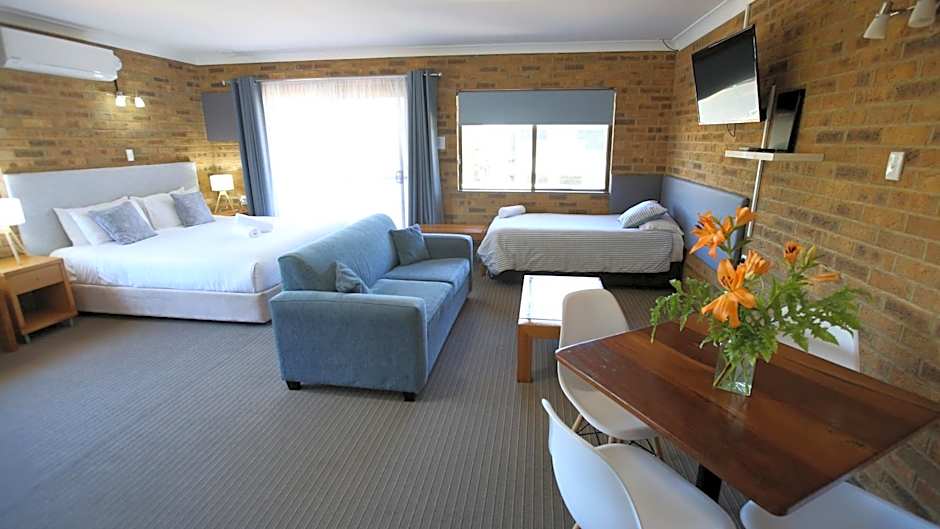 Hawks Nest Motel