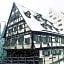 Schiefes Haus