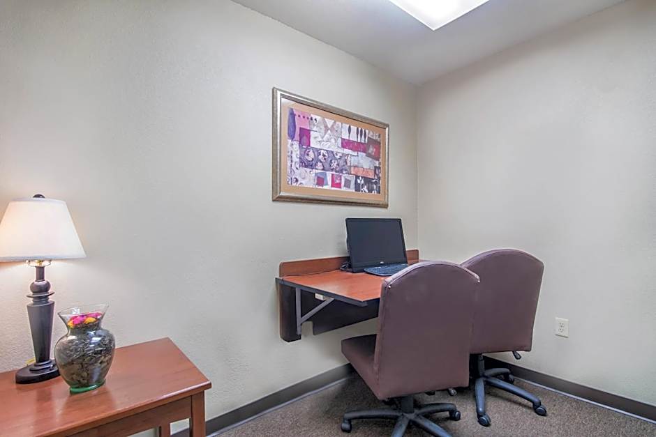 HomeTowne Studios & Suites Bentonville