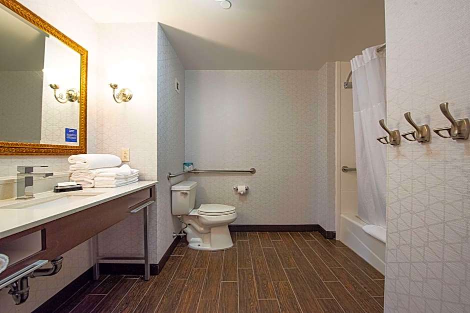 Hampton Inn By Hilton & Suites Rockville Centre, NY