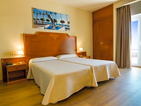 DOUBLE ROOM 3 ADULTS