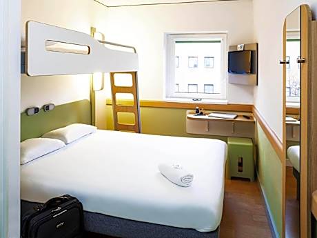 Standard room with One Double and One Single Bed