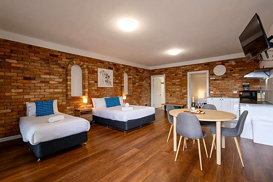 Waves Motel and Apartments formerly Comfort Inn International