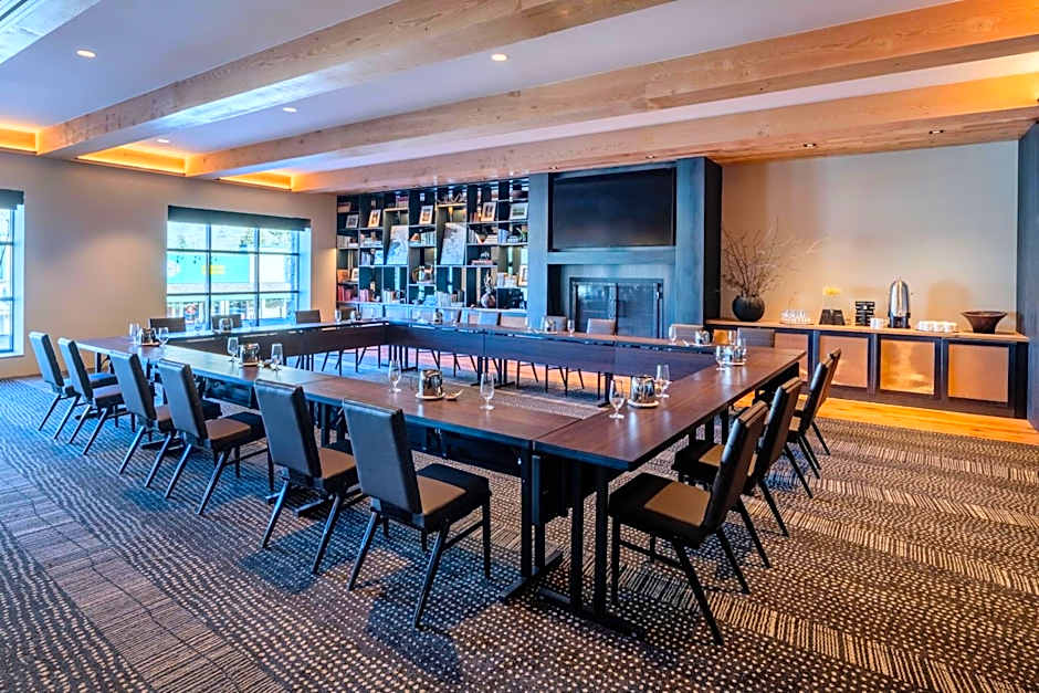 The Cloudveil, Autograph Collection