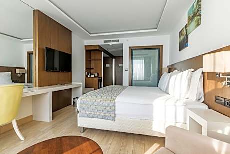 Deluxe Double or Twin Room with Sea View