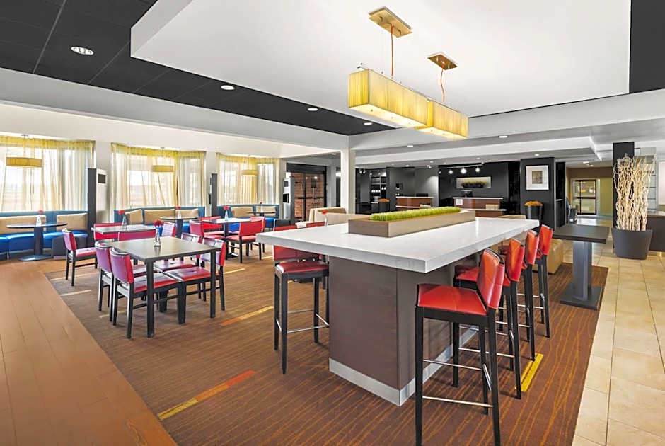 Super 8 by Wyndham Dallas Love Field Airport