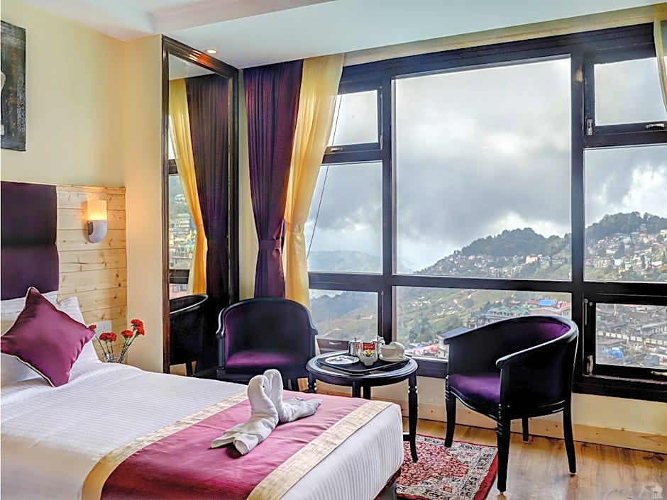 Sumitel Hotel 500 meters from Mall Road