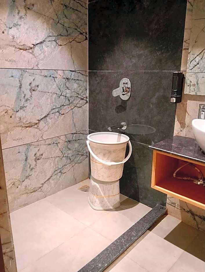 Hotel Brooklyn Suites - Near Golden Temple