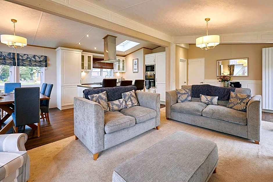 Sutton Lodge with Hot Tub