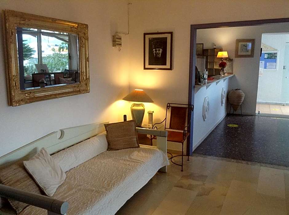 Akrotiri Hotel