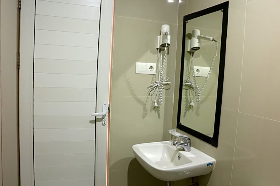 CREW EXPRESS Hotel