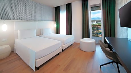Standard Twin Room with Square View 