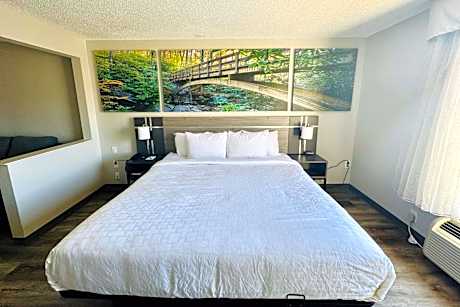 Queen Suite - Accessible/Non-Smoking