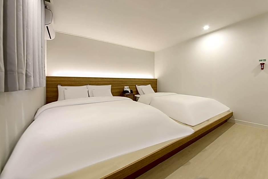 From H Dongbaek Hotel by Kwon Geoje Gohyeon