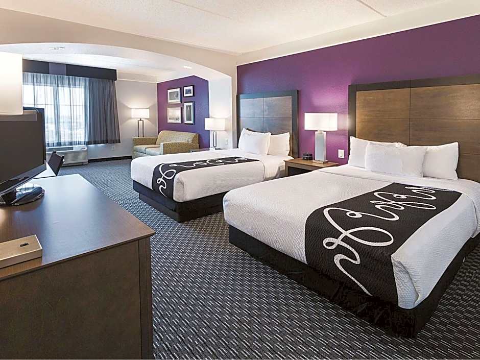 La Quinta Inn & Suites by Wyndham Arlington North Six Flags Drive