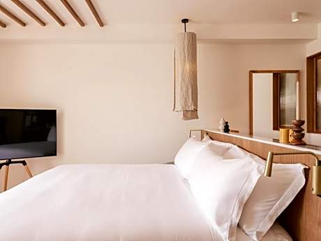 Superior ME + Junior Suite with Garden and Oasis Access