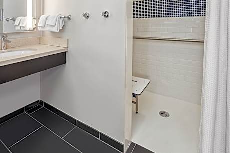 1 King Studio Suite Access Roll Shwr